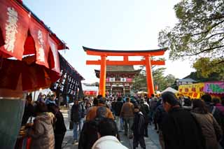 fotografia, materiale, libero il panorama, dipinga, fotografia di scorta,Fushimi-Inari Taisha approccio di Sacrario ad un sacrario, La visita di anno Nuovo ad un sacrario scintoista, torii, Inari, volpe